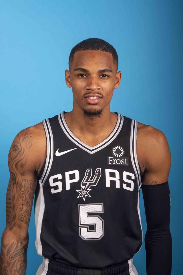 表现让独行 表现让独行